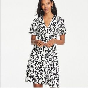Ann Taylor Flutter Sleeve Black and White Floral Wrap Dress sz 00p